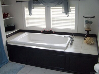 717 Clark St, Berne, IN 46711 - photo 4