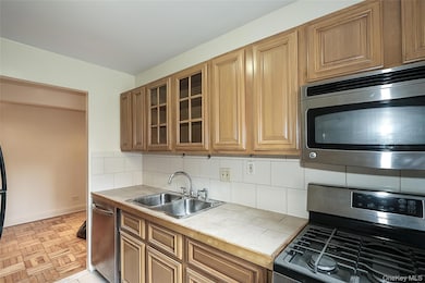 The Alderton unit 2C, Rego Park, NY 11374 - photo 6