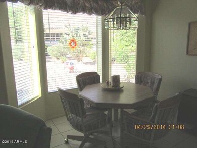 Breakfast nook with bay window