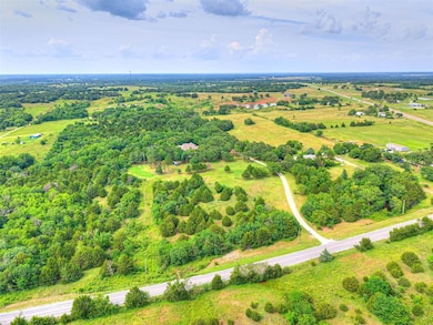 long driveway leading to country living, easy access to highway!