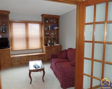 910 SE Oakridge Ln, Topeka, KS 66609 - photo 7