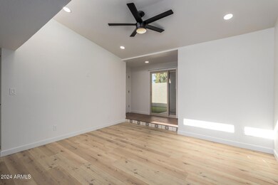 Living Room pic3