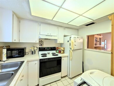 3559 Lake Bayshore Dr unit J-204, Bradenton, FL 34205 - photo 6