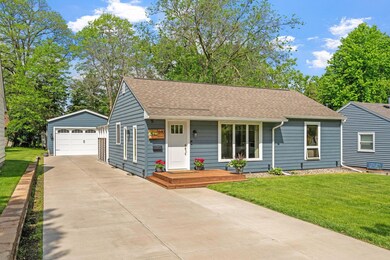 2640 Jersey Ave S - Driveway