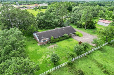 1301 Clifford St, Alvin, TX 77511 - photo 2