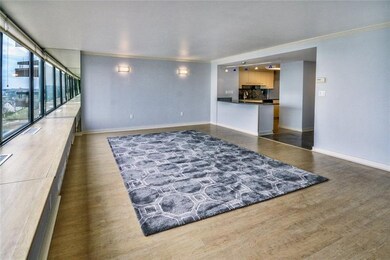 Living Room - 21 x 15 - Fabulous Skyline Views