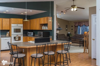 Breakfast Bar / Island