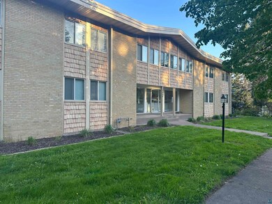 View of front facade featuring a front yard