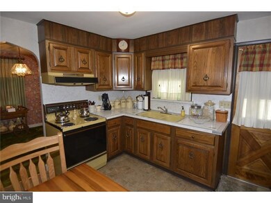 3213 Noble St, Reading, PA 19605 - photo 6