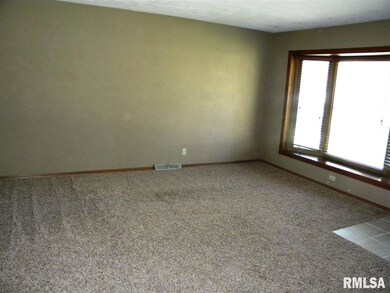 2145 W 34th St, Davenport, IA 52806 - photo 4