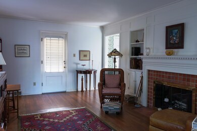 6 LIVING ROOM
