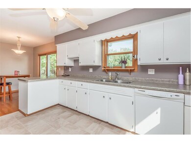 2812 Schultz Dr NW, Cedar Rapids, IA 52405 - photo 3