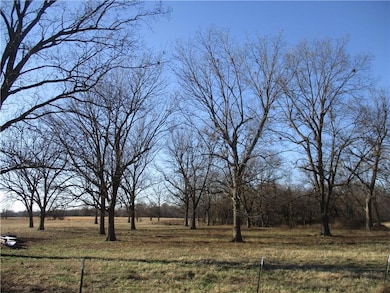 5484 SW 40th St, Columbus, KS 66725 - photo 2