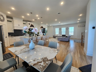 Spacious open floorplan, Island kitchen with  quar