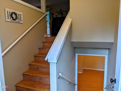 982 SE Loren - Entry