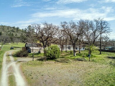 11330 Blackwell Rd, Central Point, OR 97502 - photo 2