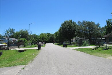 7633 W Knoll St, Houston, TX 77028 - photo 3
