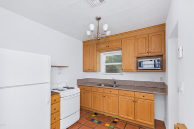 516 E Elm St