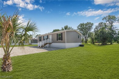 Manufactured / mobile home with a front lawn and c
