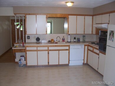 Large Eat-In Kitchen