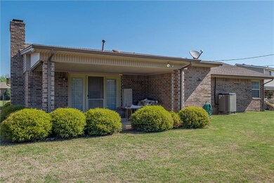 108 Kimberling Dr-Nice covered back patio.