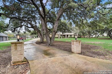 8642 Classic Oaks Ln, San Antonio, TX 78255 - photo 4