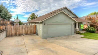 949 Crystal Dr, Eagle Point, OR 97524 - photo 3