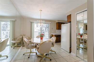 All the room you need for family dinner. Slider le