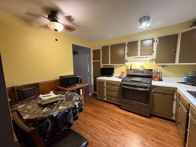 Eat in Kitchen w/ Gas Stove, Refrigerator & Plenty