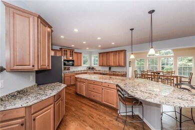 Enjoy family gatherings around this large island ~
