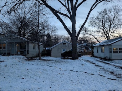 207 W 78th St, Kansas City, MO 64114 - photo 2