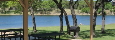 Imagine a family barbecue at the water's edge!