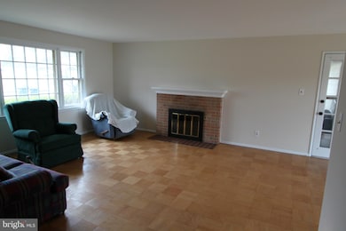 10701 Almond St, Fairfax, VA 22032 - photo 4