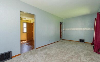 1211 E 33rd Ct, Des Moines, IA 50317 - photo 2