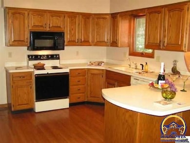 7044 SW 33rd St, Topeka, KS 66614 - photo 5