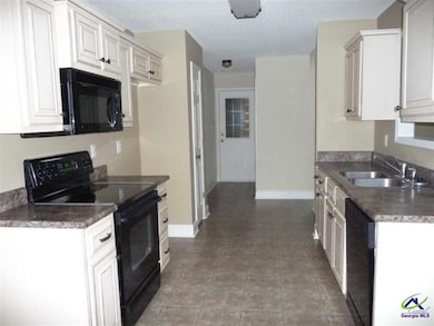 113 Cedarland Dr, Warner Robins, GA 31088 - photo 5