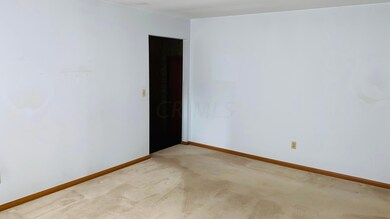 LARGE LIVING ROOM