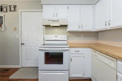 Eat-in Kitchen