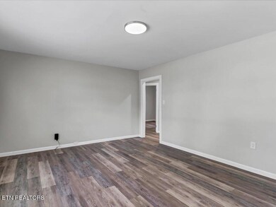 329 E Hillcrest - 6