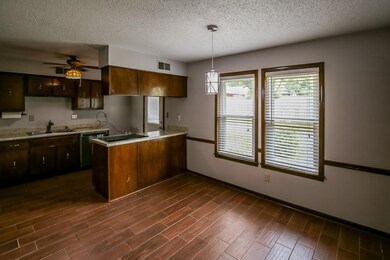 Kitchen with sink, kitchen peninsula, dark wood-ty