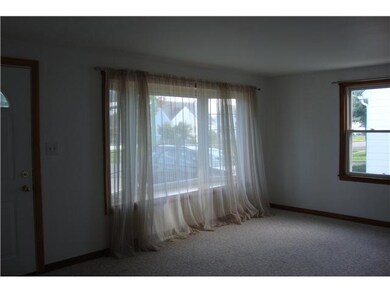 Living Room. Fantastic bay window let s the light 