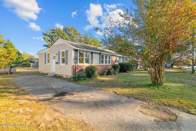 724 Henderson Dr, Jacksonville, NC 28540 - photo 3