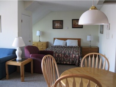 Alcove with Queen bed