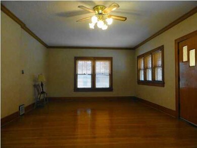 LARGE LIVING ROOM W/HARDWOOD FLOOR