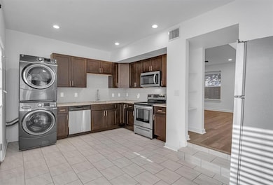Kitchen with visible vents, backsplash, appliance