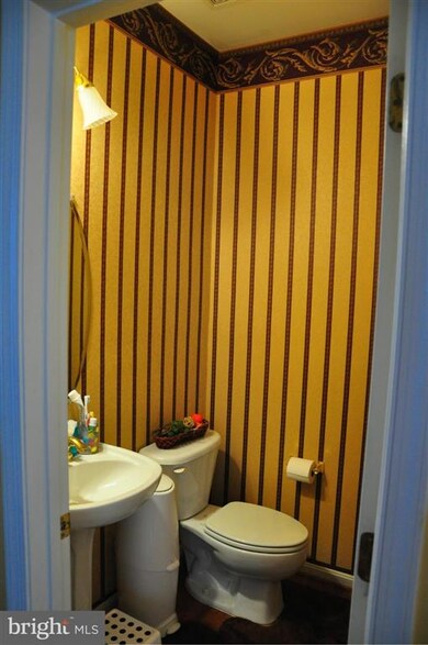 13636 Flying Squirrel Dr, Herndon, VA 20171 - photo 7