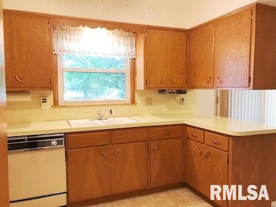 2115 W 38th Place, Davenport, IA 52806 - photo 6