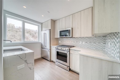 Avora unit 323, Weehawken, NJ 07086 - photo 3