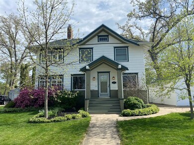 2325 Hillcrest Dr SE, Cedar Rapids, IA 52403 - photo 3