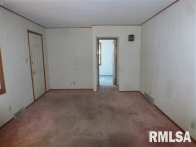 635 S Elm St, Lincoln, IL 62656 - photo 5